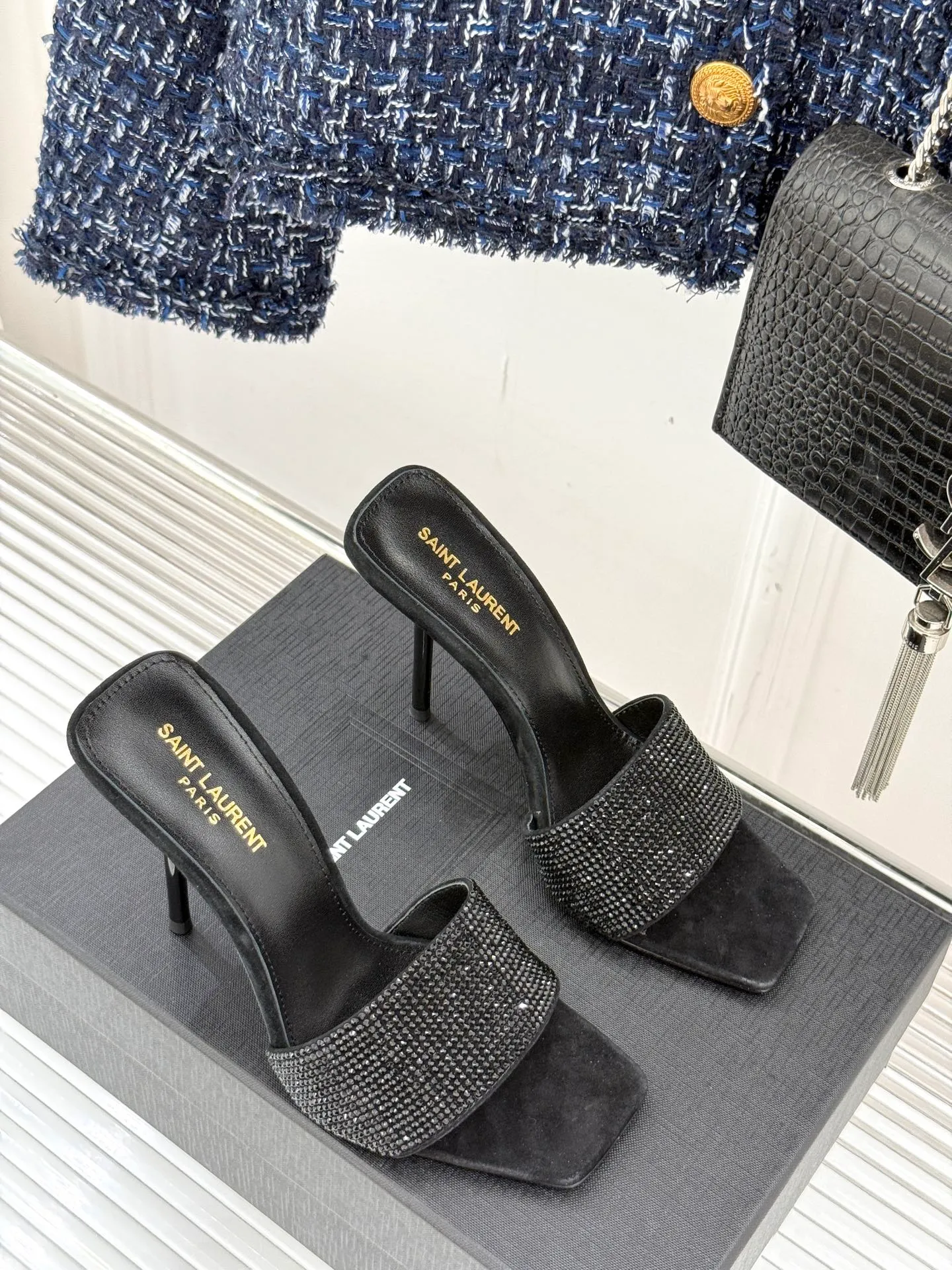 👟👟Ex-factory price 580👟👟Saint Lauren*YSL Saint Laurent classic spring and summer one-line rhinestone high-heeled slippers, rhinestone pearl heel high-heeled sandals, dazzling rhinestones, elegant age reduction, full of fairy princess atmosphere! The upper is made of original customized material, the inner pads are all grained sheepskin, and the outsole is imported genuine leather from Italy! Heel height: 10.5cm Size: 35-39 (34/40/41 customized)